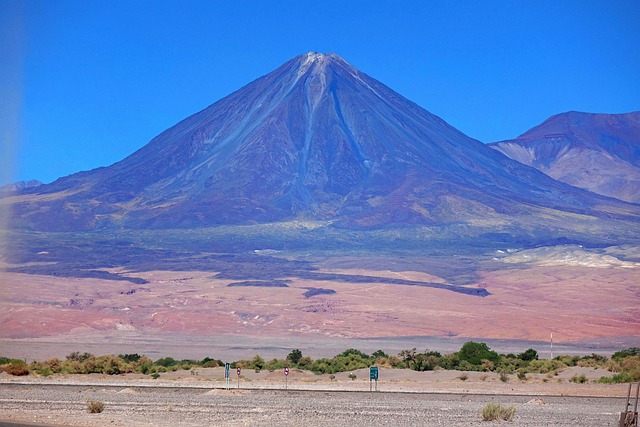 persona comparando ofertas de crédito en Chile con calculadora y documentos